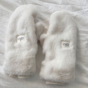 Alo Yoga Mittens